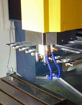 瑞德沃斯電機公司與機器人制造商采用標準的 6 軸機器人通過系統集成，使機器人成為銑削加工機床